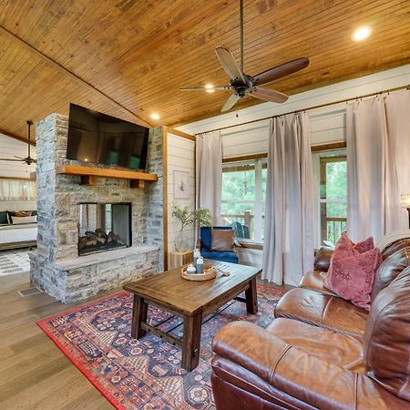 Tree-Lined Broken Bow Studio With Private Hot Tub! 외부 사진