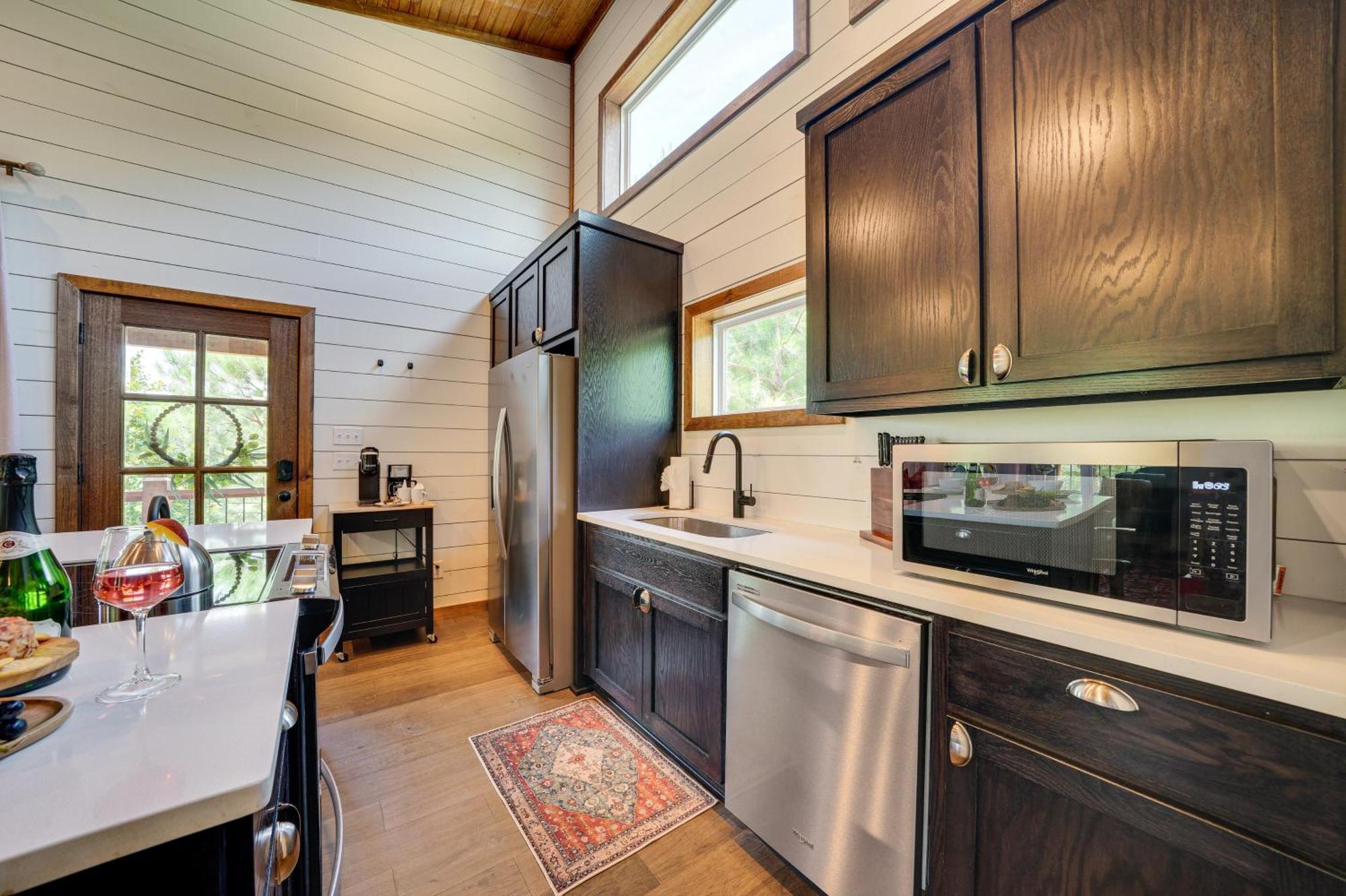 Tree-Lined Broken Bow Studio With Private Hot Tub! 외부 사진