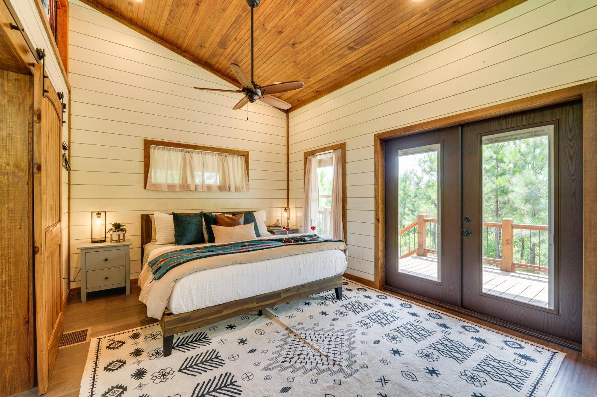 Tree-Lined Broken Bow Studio With Private Hot Tub! 외부 사진