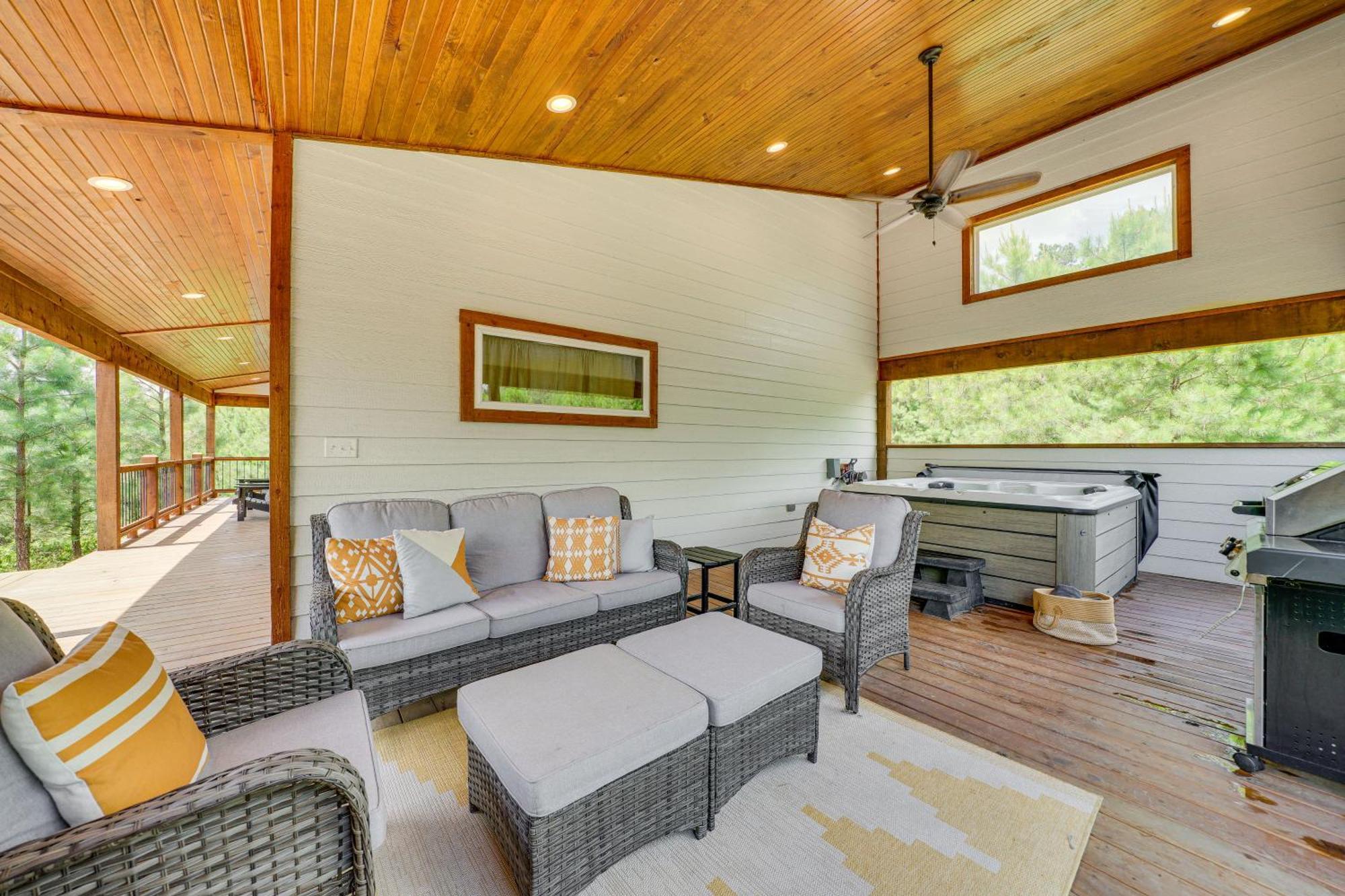 Tree-Lined Broken Bow Studio With Private Hot Tub! 외부 사진