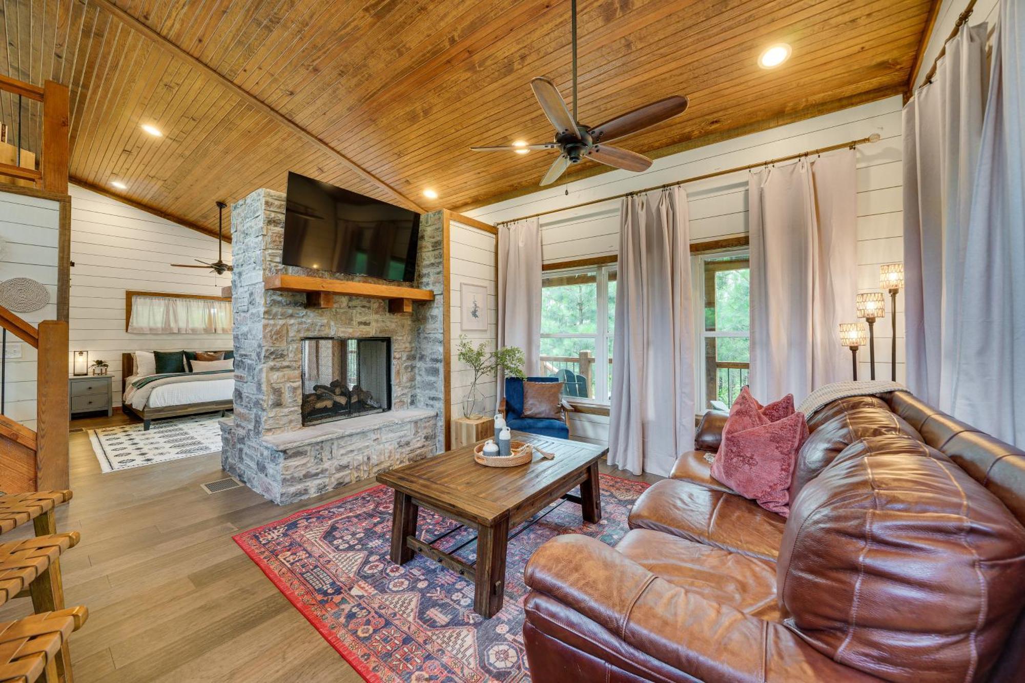 Tree-Lined Broken Bow Studio With Private Hot Tub! 외부 사진