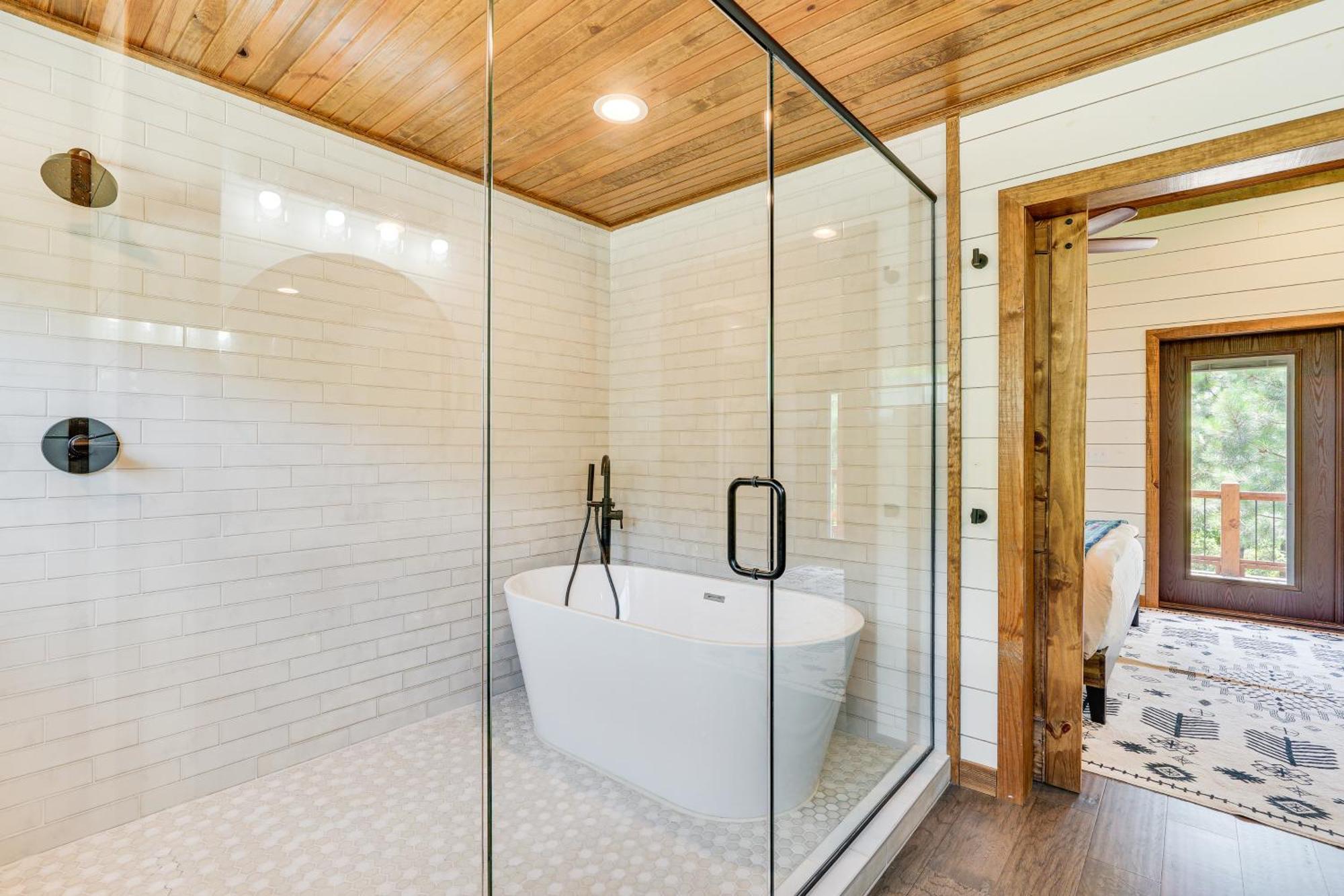 Tree-Lined Broken Bow Studio With Private Hot Tub! 외부 사진
