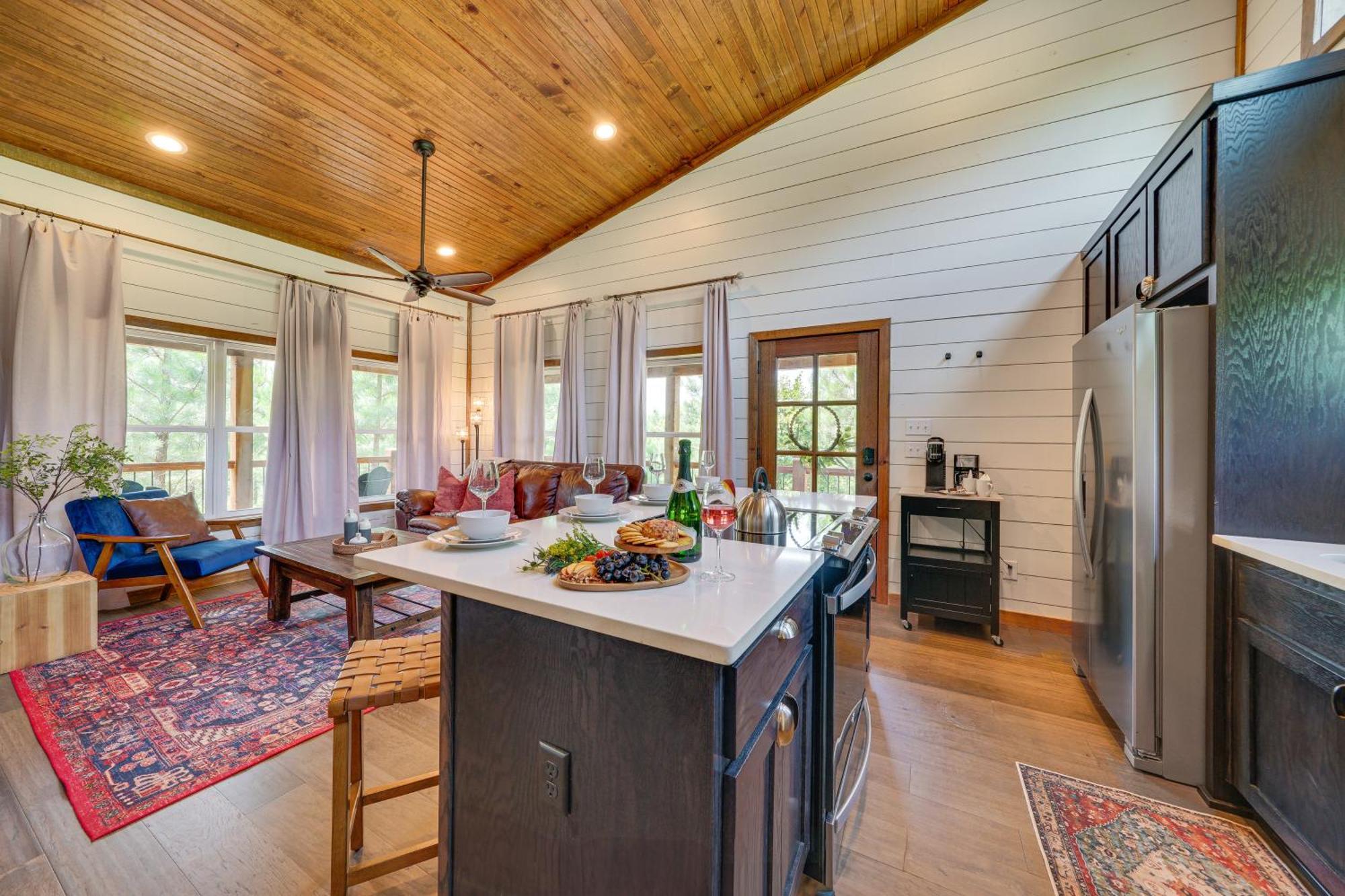 Tree-Lined Broken Bow Studio With Private Hot Tub! 외부 사진