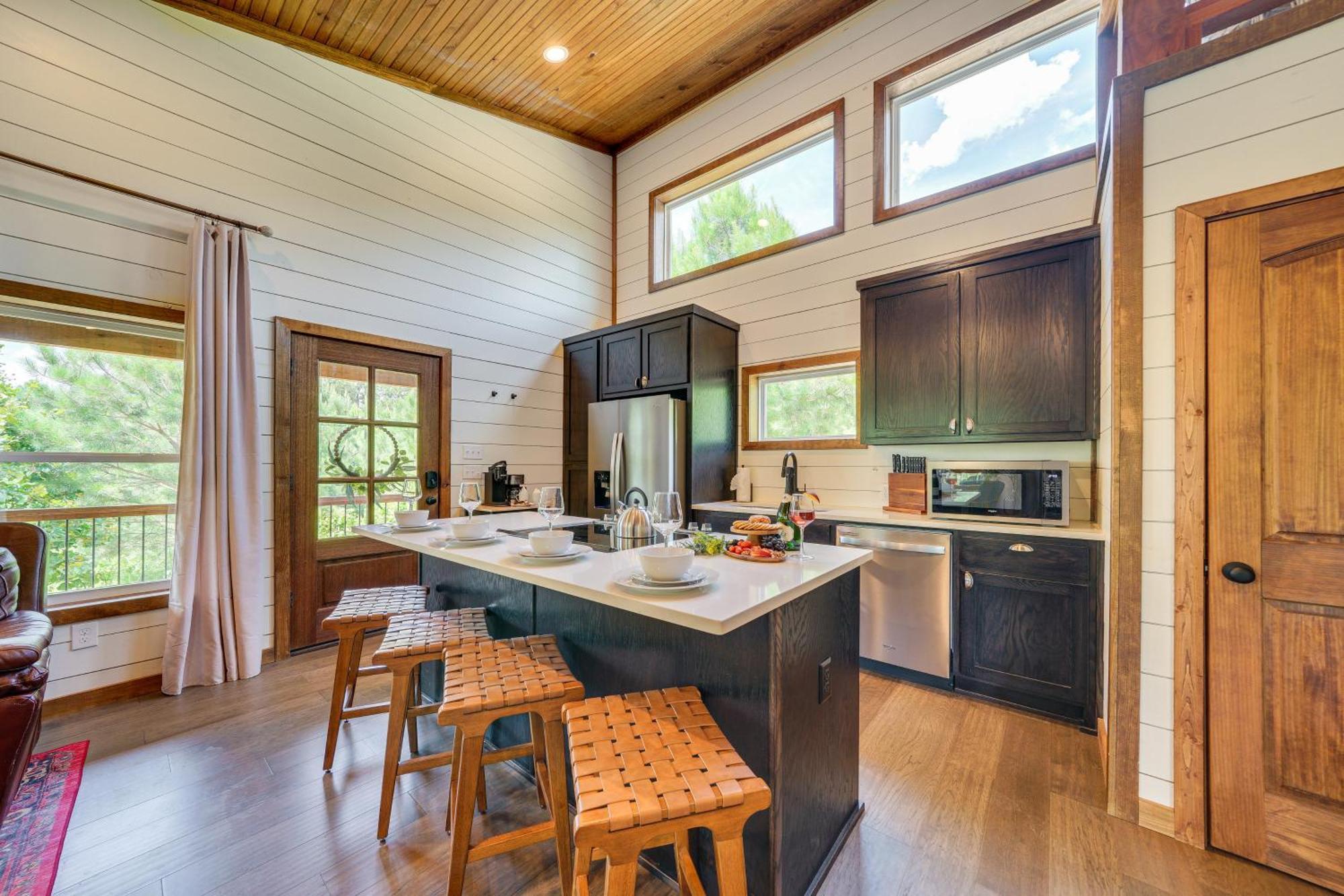 Tree-Lined Broken Bow Studio With Private Hot Tub! 외부 사진