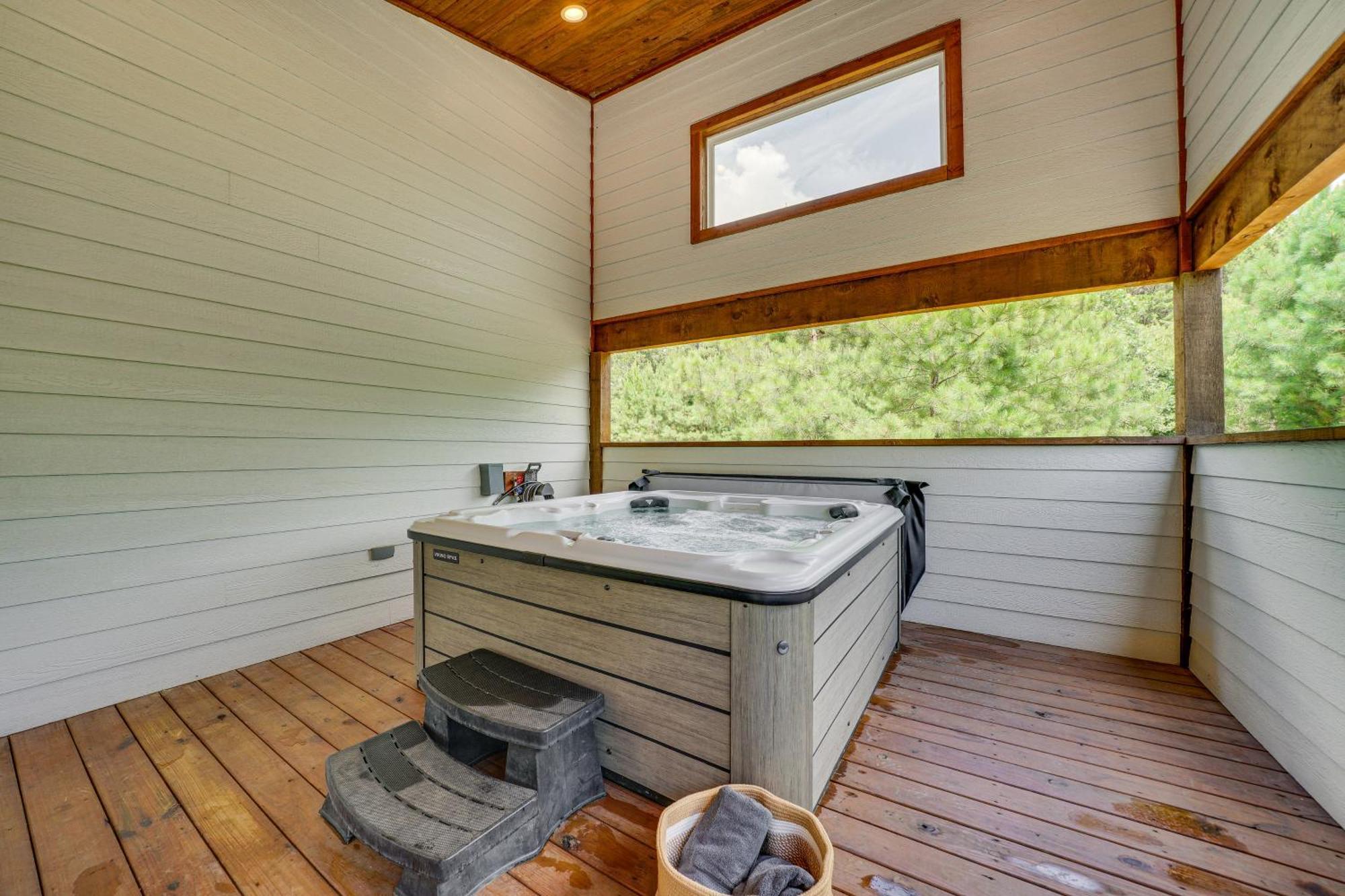 Tree-Lined Broken Bow Studio With Private Hot Tub! 외부 사진