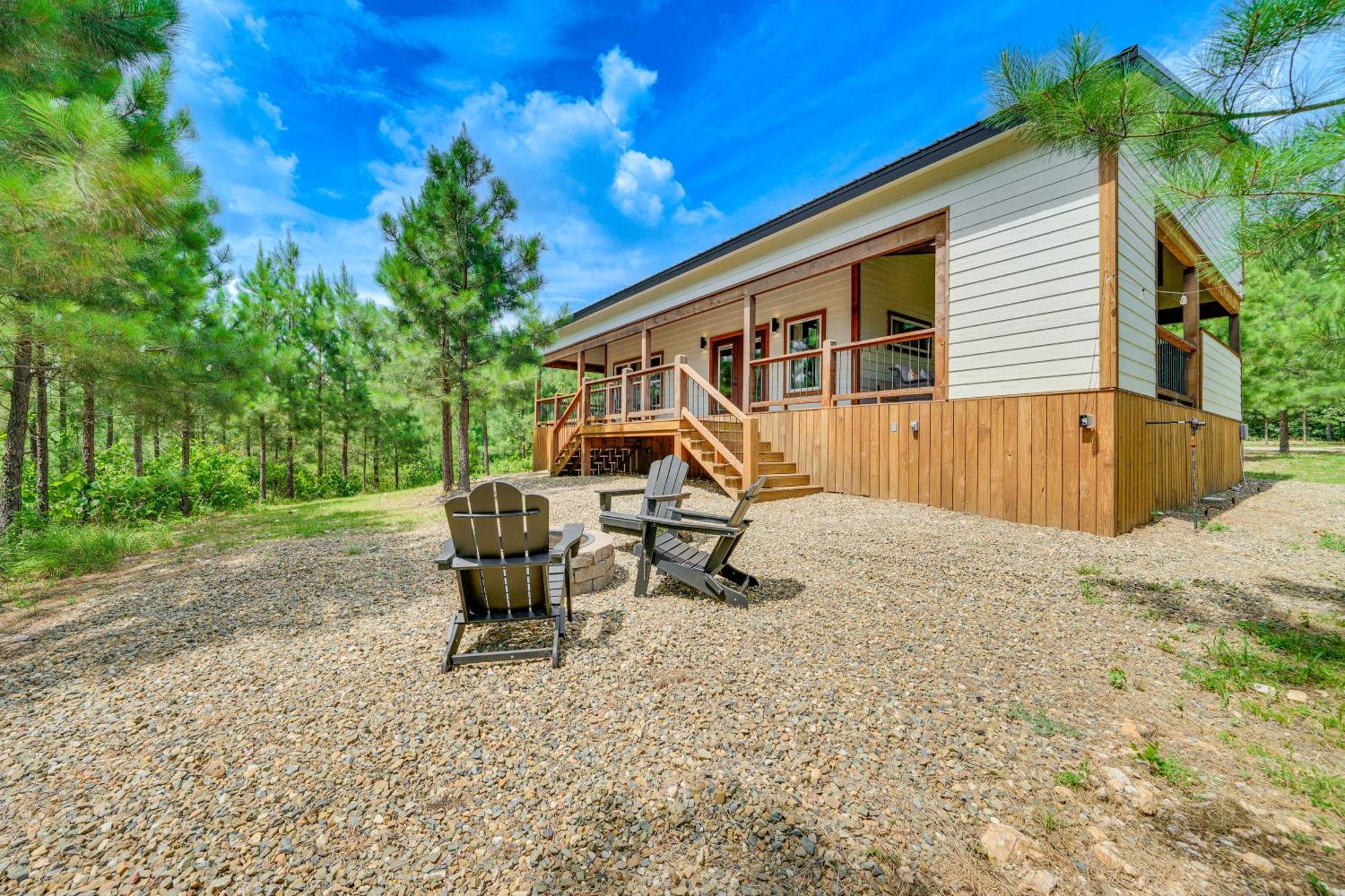 Tree-Lined Broken Bow Studio With Private Hot Tub! 외부 사진