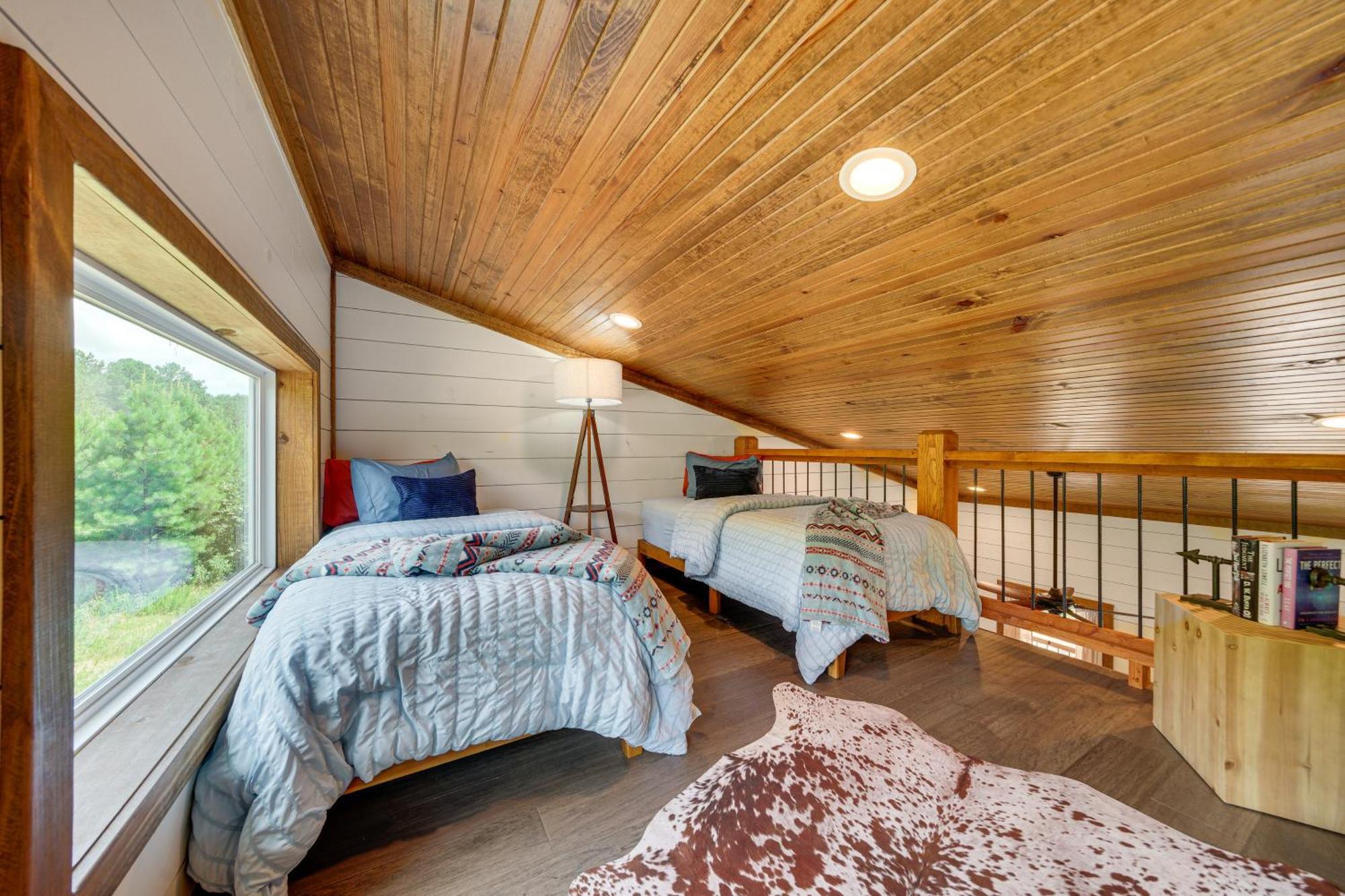 Tree-Lined Broken Bow Studio With Private Hot Tub! 외부 사진