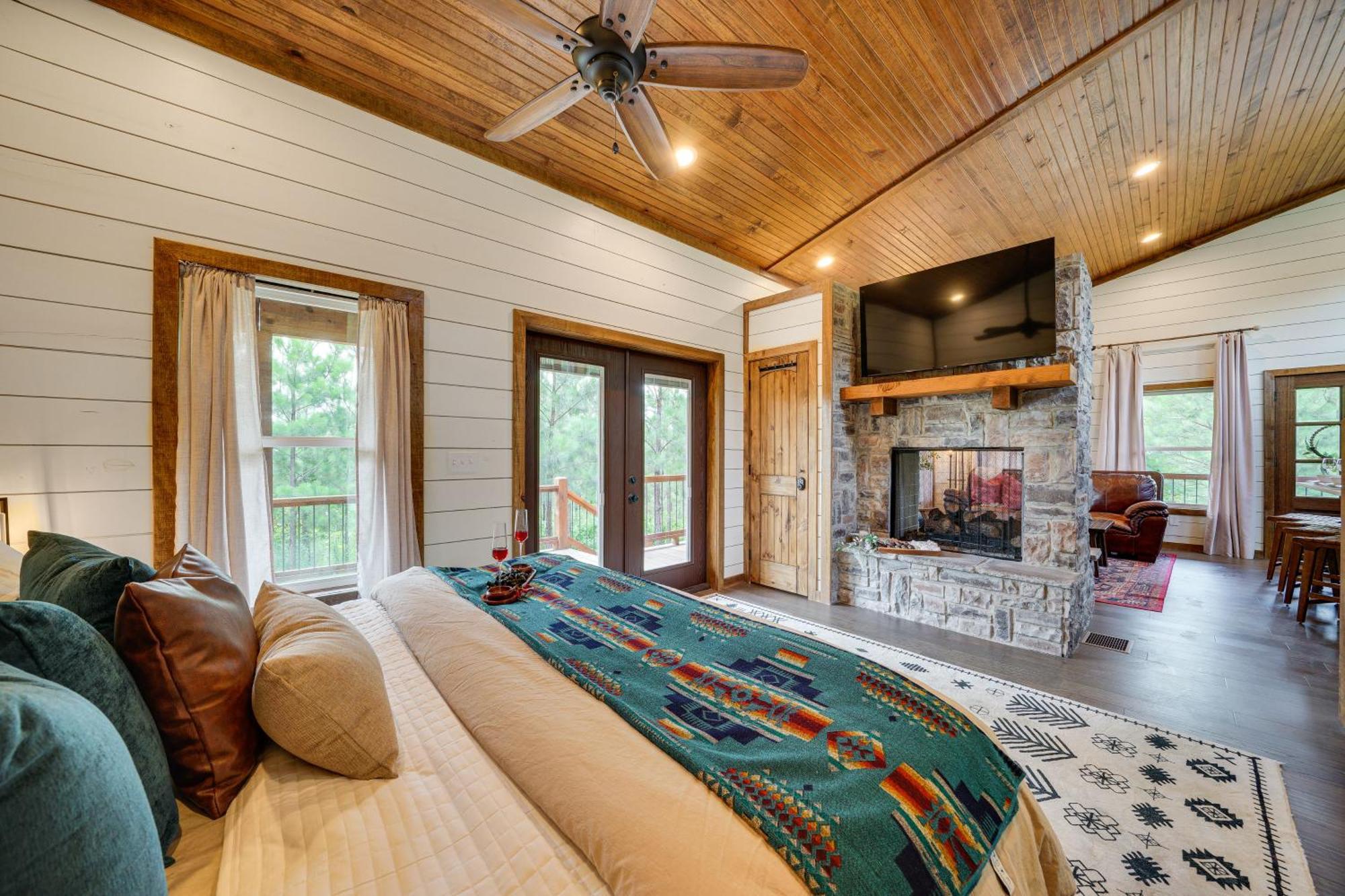 Tree-Lined Broken Bow Studio With Private Hot Tub! 외부 사진