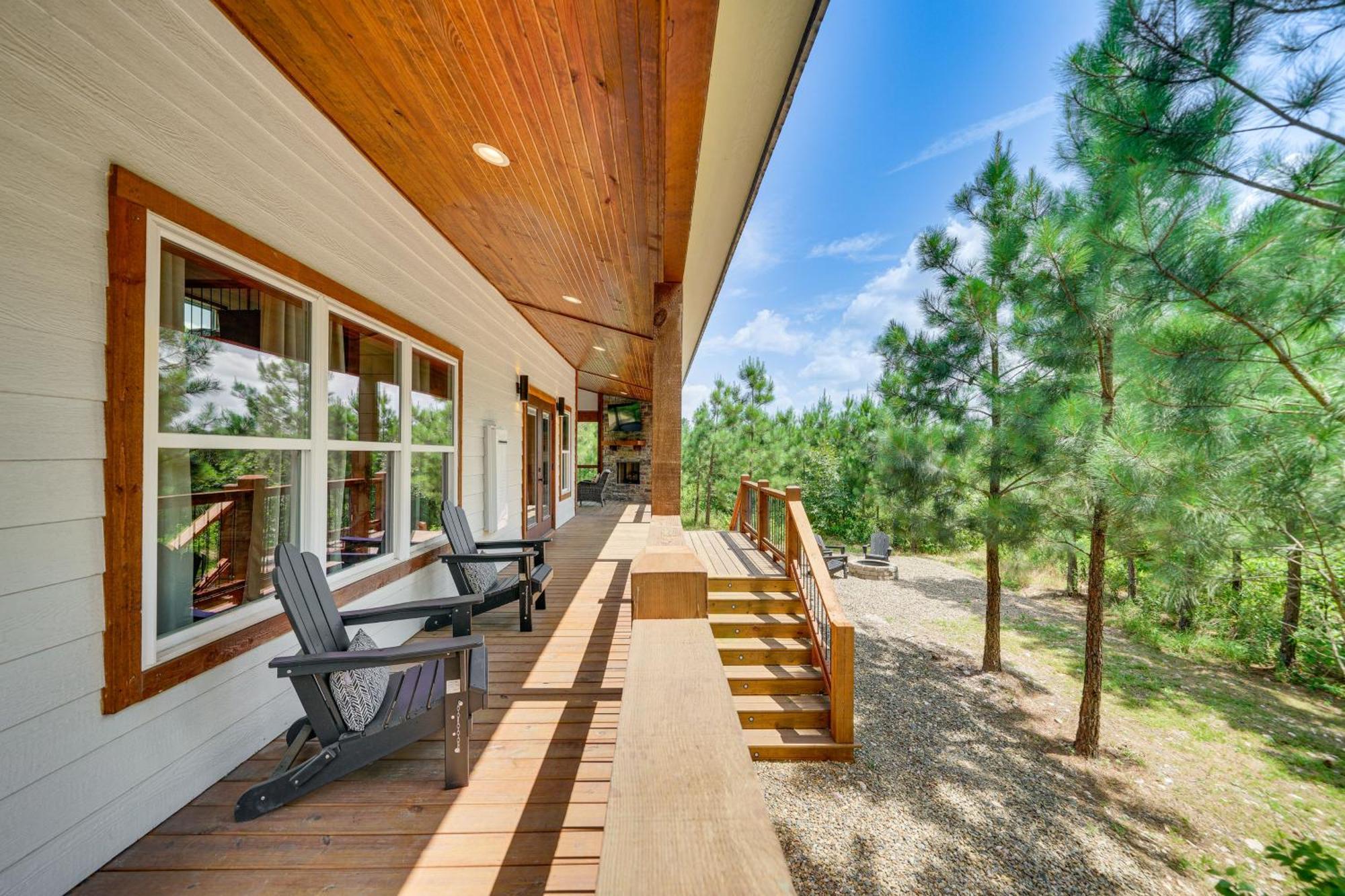 Tree-Lined Broken Bow Studio With Private Hot Tub! 외부 사진