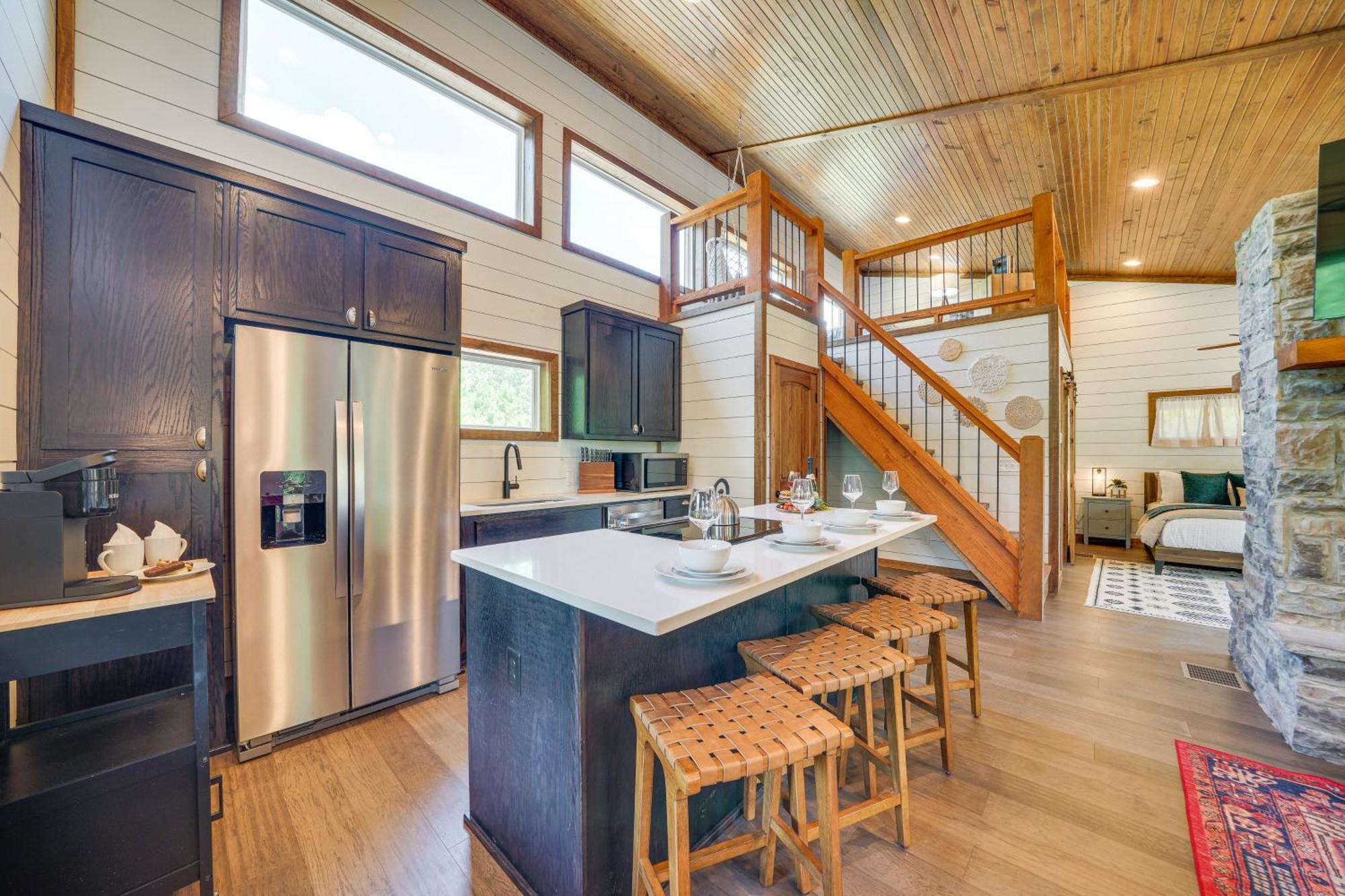 Tree-Lined Broken Bow Studio With Private Hot Tub! 외부 사진