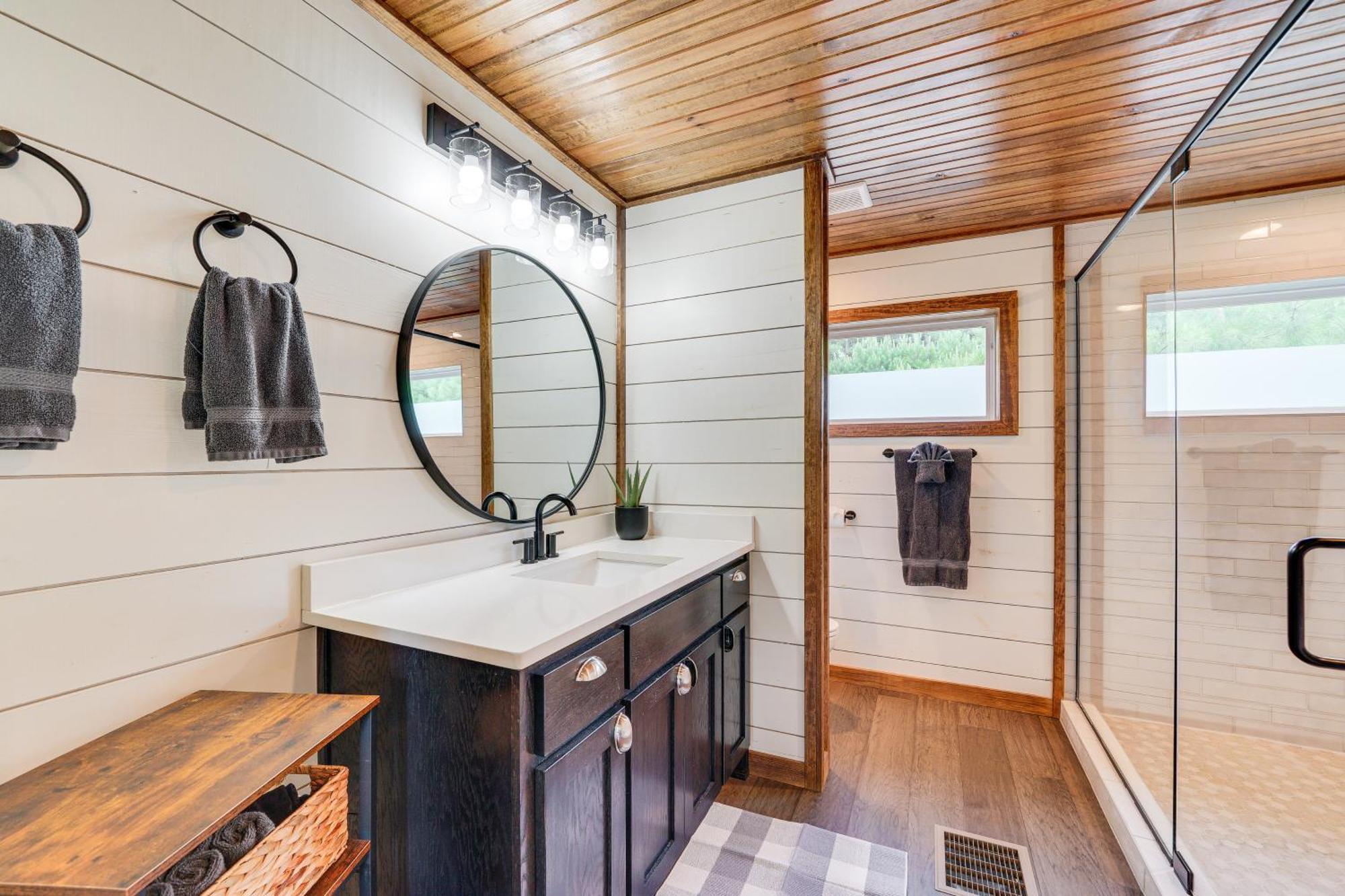 Tree-Lined Broken Bow Studio With Private Hot Tub! 외부 사진