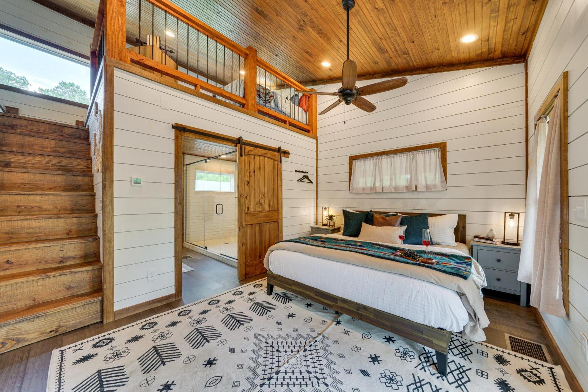 Tree-Lined Broken Bow Studio With Private Hot Tub! 외부 사진