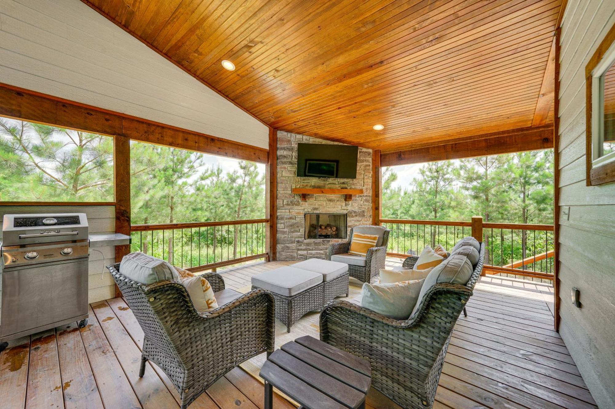 Tree-Lined Broken Bow Studio With Private Hot Tub! 외부 사진