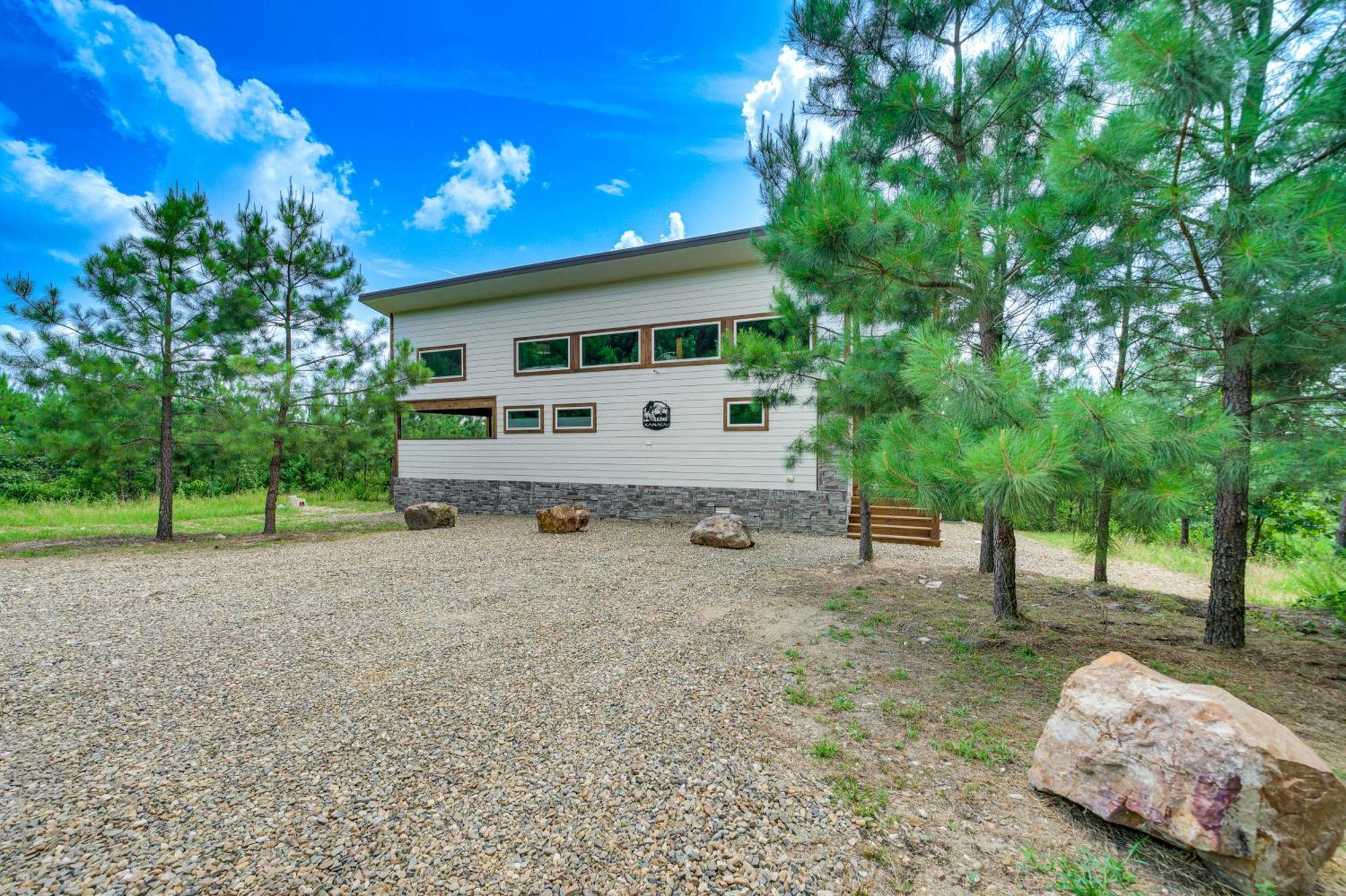 Tree-Lined Broken Bow Studio With Private Hot Tub! 외부 사진