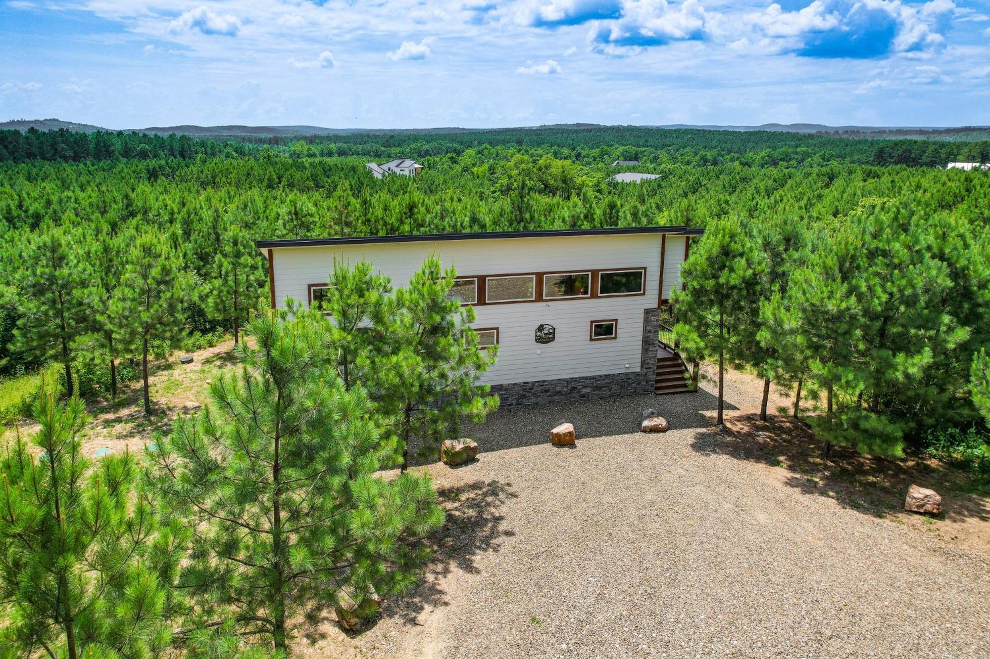 Tree-Lined Broken Bow Studio With Private Hot Tub! 외부 사진